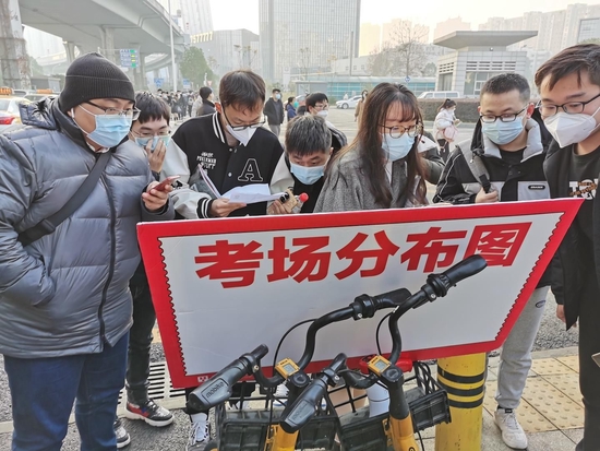 ↑2023年1月8日，武汉理工大学考点，参加2023国考的考生步入考点。图据视觉中国