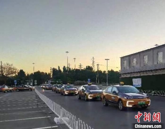北京市丰台区组建专项保障车队“点对点、一对一”做好封管控区考生闭环转运工作。北京市交通委供图
