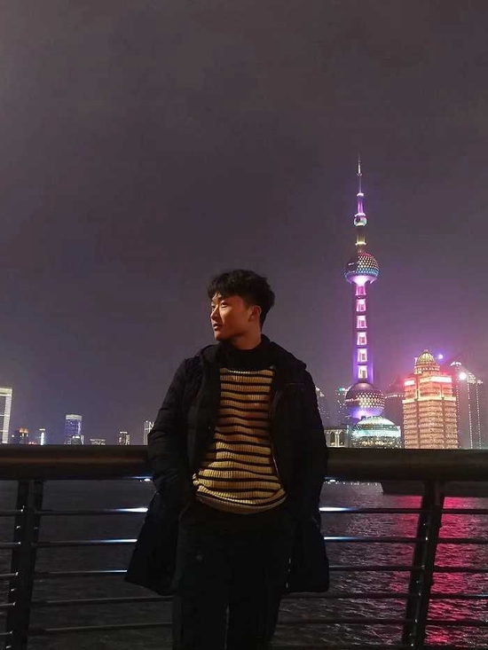 刘晓豪在上海外滩/受访人供图