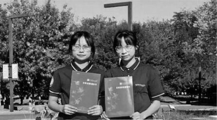 双胞胎姐妹来到大连理工大学盘锦校区报到（左侧李欣 右侧李洁）。受访者供图
