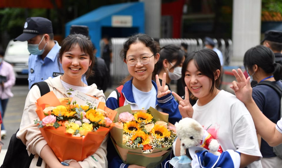 贵州省贵阳市考生自信走出考场。