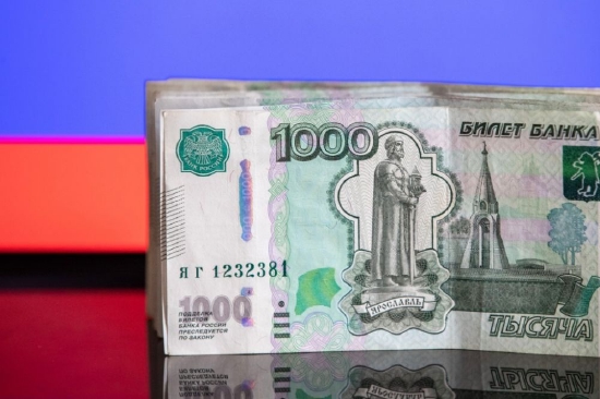 ▲这是3月24日在俄罗斯首都莫斯科拍摄的卢布钞票。图/新华社