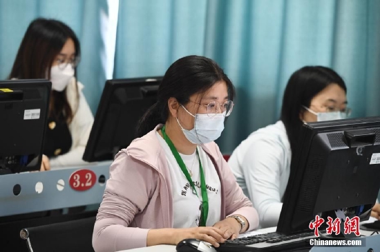 6月14日，在江苏省教育考试院、南京大学、南京师范大学三个阅卷点，江苏高考阅卷工作全面展开。中新社发 杨素平 摄 图片来源：CNSphoto