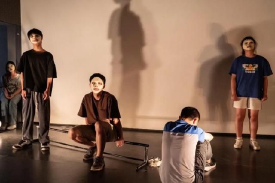 7月15日、16日、17日，9位职校生在广东时代美术馆多功能厅表演戏剧《影子》，讲述自己的故事。受访者供图