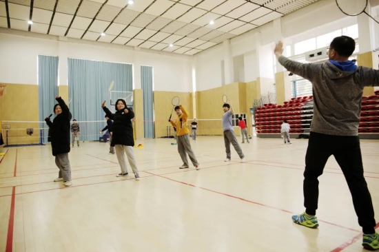 建宁中学老师在教孩子们打羽毛球