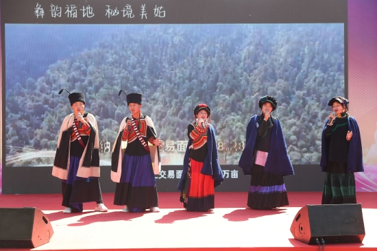 四川美姑县中学演唱歌曲《祖国之子》