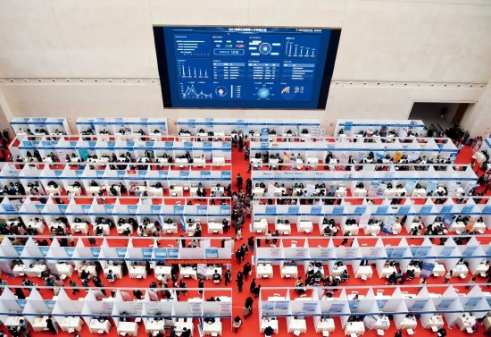 2021年3月16日，2021年浙江省春季人才交流大会在杭州市举行，460家企事业单位推出各类岗位1.1万个，吸引1.21万人次入场应聘。图/中新