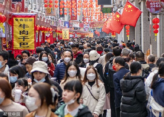 2023年1月26日，广州，上下九步行街迎来大批市民游客。（图片来源：视觉中国）