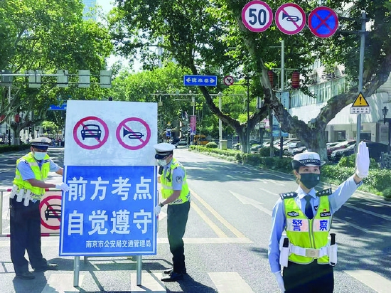交警在考点附近路口设置警示牌