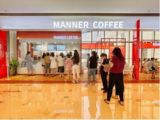 Manner咖啡吧台前顾客排队领咖啡（图片拍摄：李昱茹）