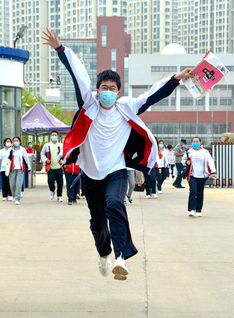 6月9日，一名考生在考试结束后跑出河北省秦皇岛市第一中学考点。高考结束，学子们怀揣梦想，扬帆起航。郭楠/摄（新华社发）