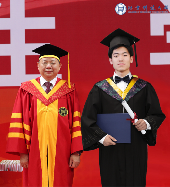毕业生与校长合影留念。图/北京科技大学官方微信公众号