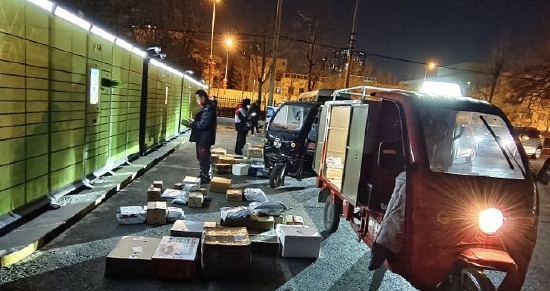 北京丰台某小区，各快递公司挑灯夜战、加班送年货。图片来源：视觉中国