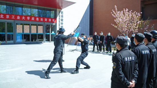 北京工业大学开展反恐防暴应急训练