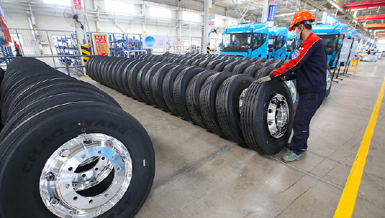 2022年6月22日，山西晋中，工人在摆放刚组装好的轮胎。图片来源：人民视觉