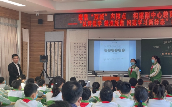 老师们让同学们上台讲述解题思路，学生现场互动给予评价。 新京报记者刘洋 摄