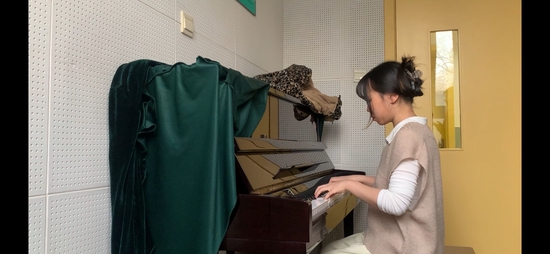 从秋招到春招，佟蕾在面试前花费大量时间练习弹钢琴和唱歌。受访者供图