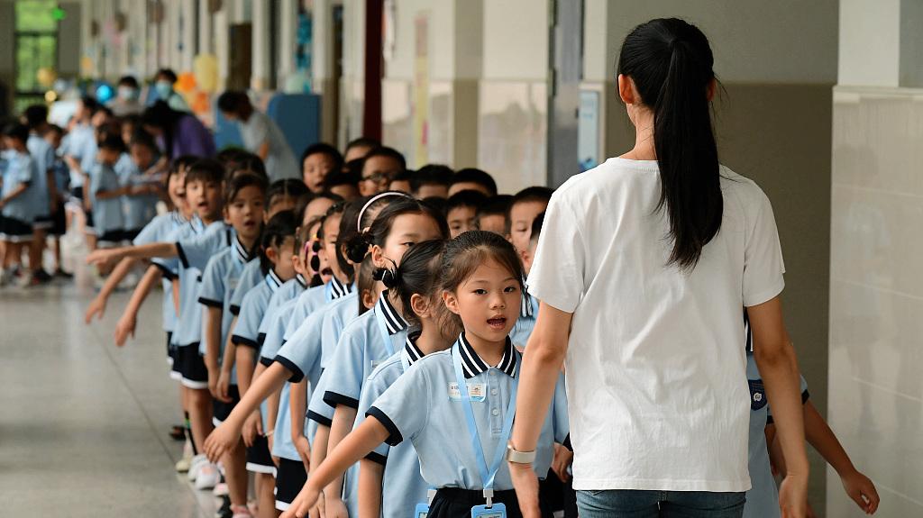2022年8月31日，浙江省金华市，湖海塘小学开学季新生报到日，老师在给新入学的同学上开学第一课。人民视觉  资料图