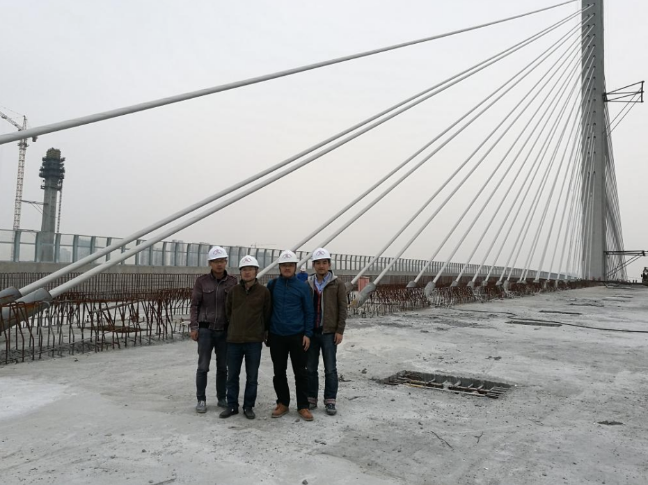 黄方林（左二）与同事、研究生在菏泽施工现场。
