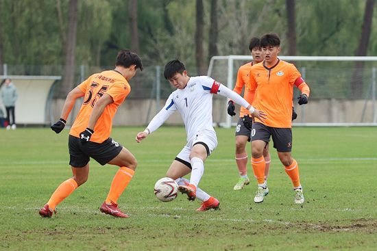 2022年12月5日，上海市运会足球赛（高校组）暨2022上海市大学生足球联盟联赛男子超级组，同济大学队与上海体育学院队在比赛中。视觉中国供图
