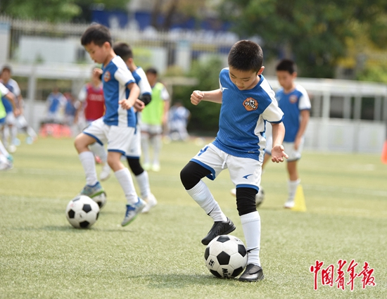  4月12日，深圳市罗湖区锦田小学的学生在体育课上玩足球。中青报·中青网记者 慈鑫/摄