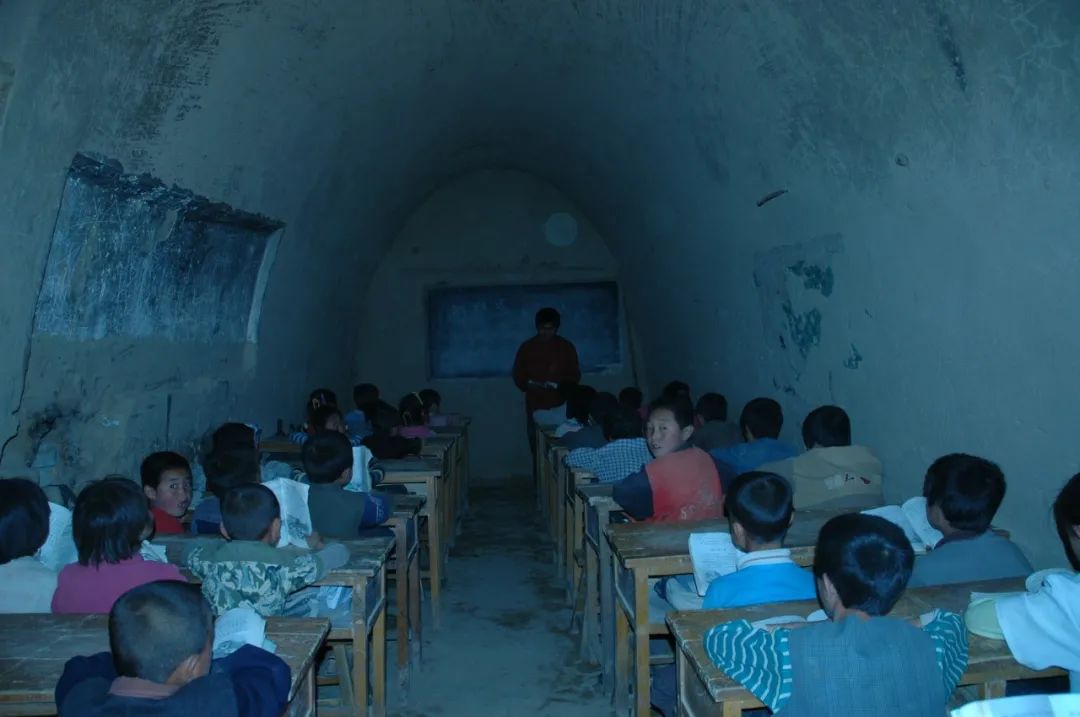 第六届研支团成员在窑洞中的教室上课