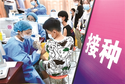 图为近日，在安徽省阜阳市阜师大体育中心方舱新冠疫苗接种点，医护人员为12至17岁的初、高中学生接种新冠疫苗。 （图片来源：视觉中国）