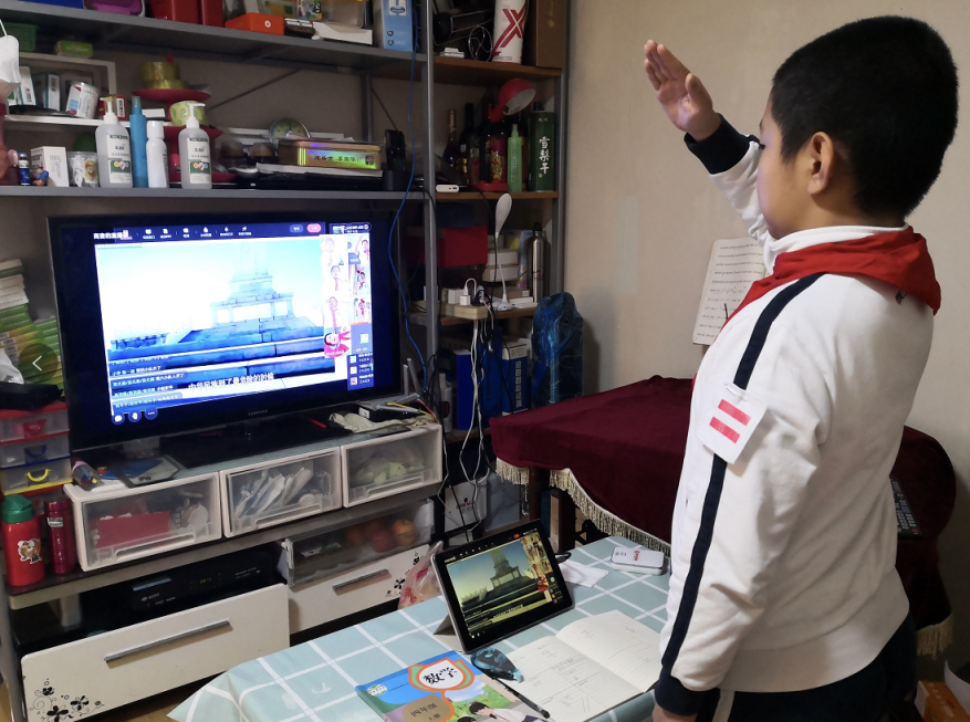 今天上午，北京市东城区崇文小学六年级学生彭依涵身穿校服戴上红领巾，坐在家里的小书桌前开启为期一周的网课学习。