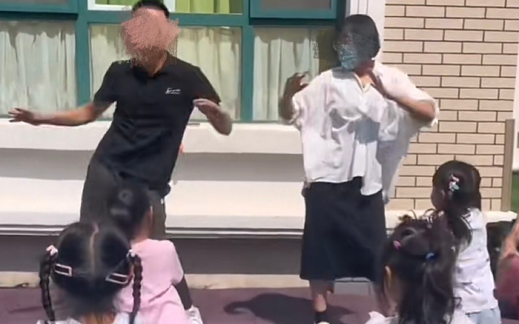 某幼儿园老师教孩子们跳《黑桃A》。 截图来自社交媒体视频